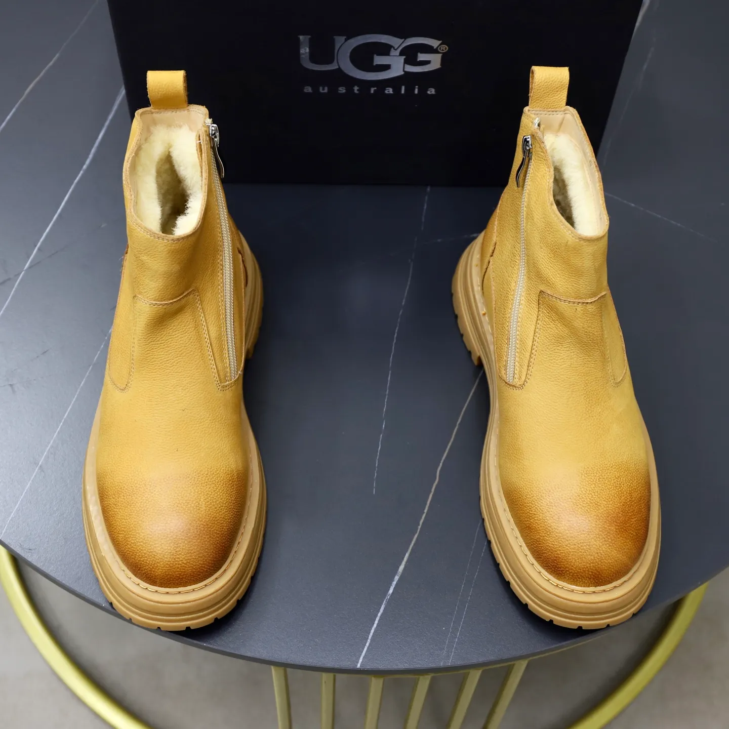 Ex-factory price: 680💰Thick wool imported from Australia Brand: UGG genuine purchasing agent Size: 38-44 (customized in 45) Grade: Official website 1:1 Material: First-layer genuine leather waterproof and antifreeze upper Real wool lining Original non-slip Soft wear-resistant outsole Style category: Men's casual shoes Trendy style Comfortable on the feet Color: Official website color synchronization